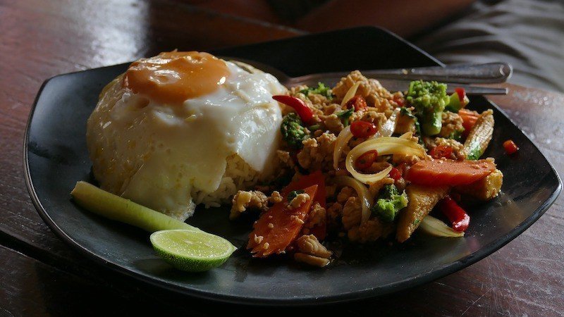 thai-food-pork-basil-rice-fried-egg