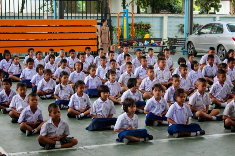 thai-school-children-meditating