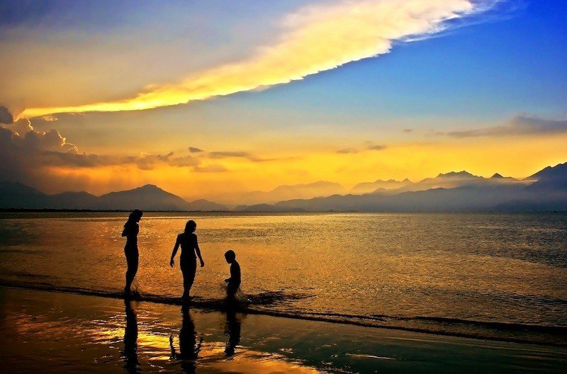 danang vietnam beach mountains